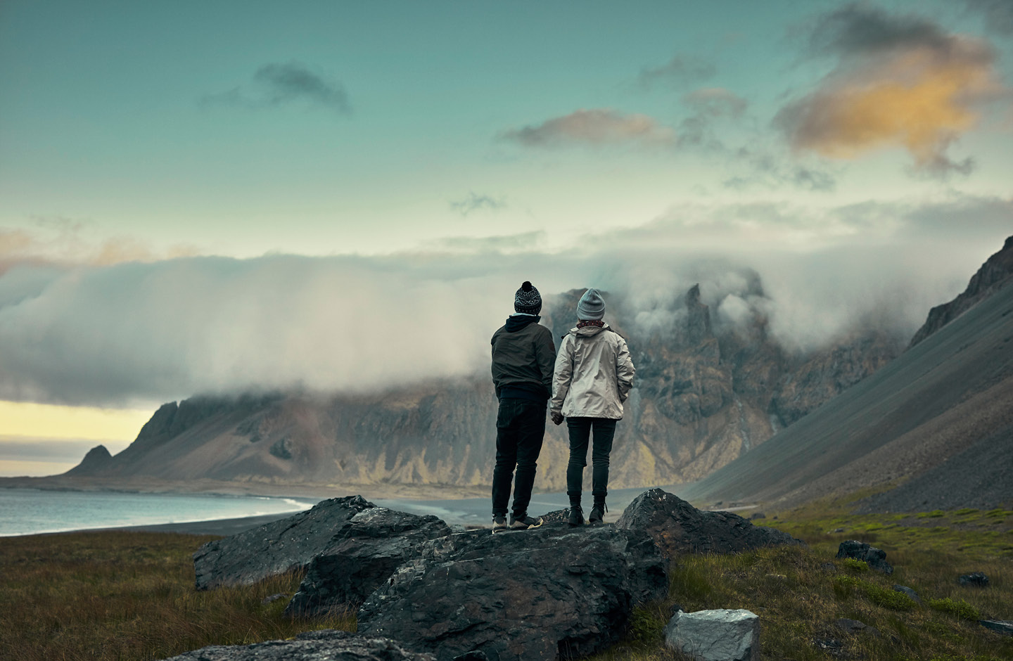 Ein Paar steht vor einem Berg.