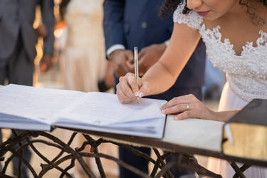 Mit euren Unterschriften auf der Heiratsurkunde besiegelt ihr eure Ehe auch gesetzlich.