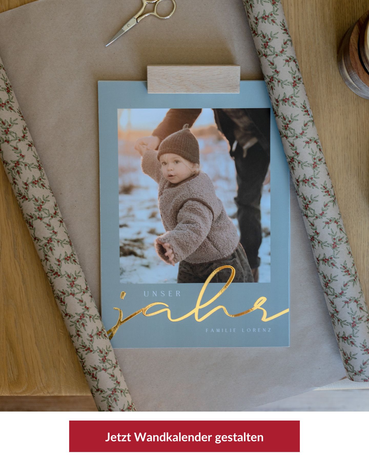 Zauberhafte Wandkalender als Fotogeschenke Ideen auf dem Tisch drapiert, mit eignen Fotos gestaltet, Fotogeschenke als Idee zu Weihnachten verschenkt zu werden.