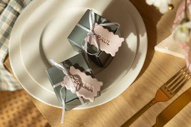Gastgeschenke Hochzeit: Boxen mit Namensschild