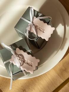 Gastgeschenke Hochzeit: Boxen mit Namensschild
