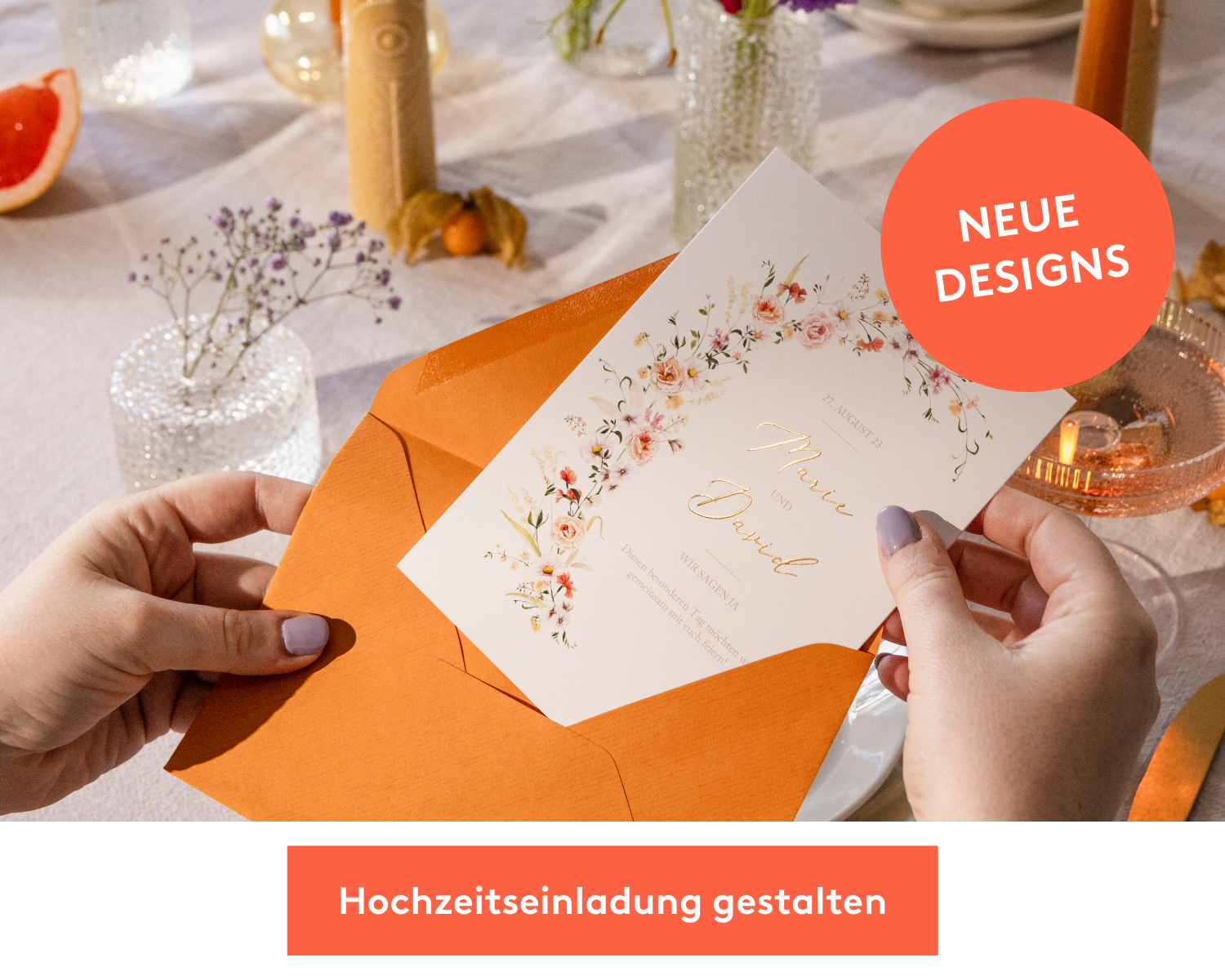 Florale Hochzeitseinladung mit orangefarbenem Umschlag