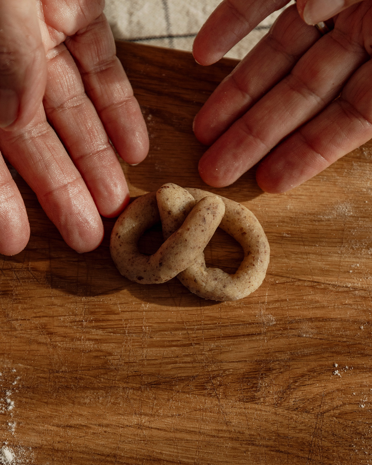 Weihnachtsplätzchenteig zu einer Brezel geformt