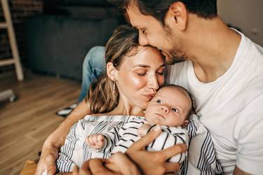 Glückliche Eltern mit Baby