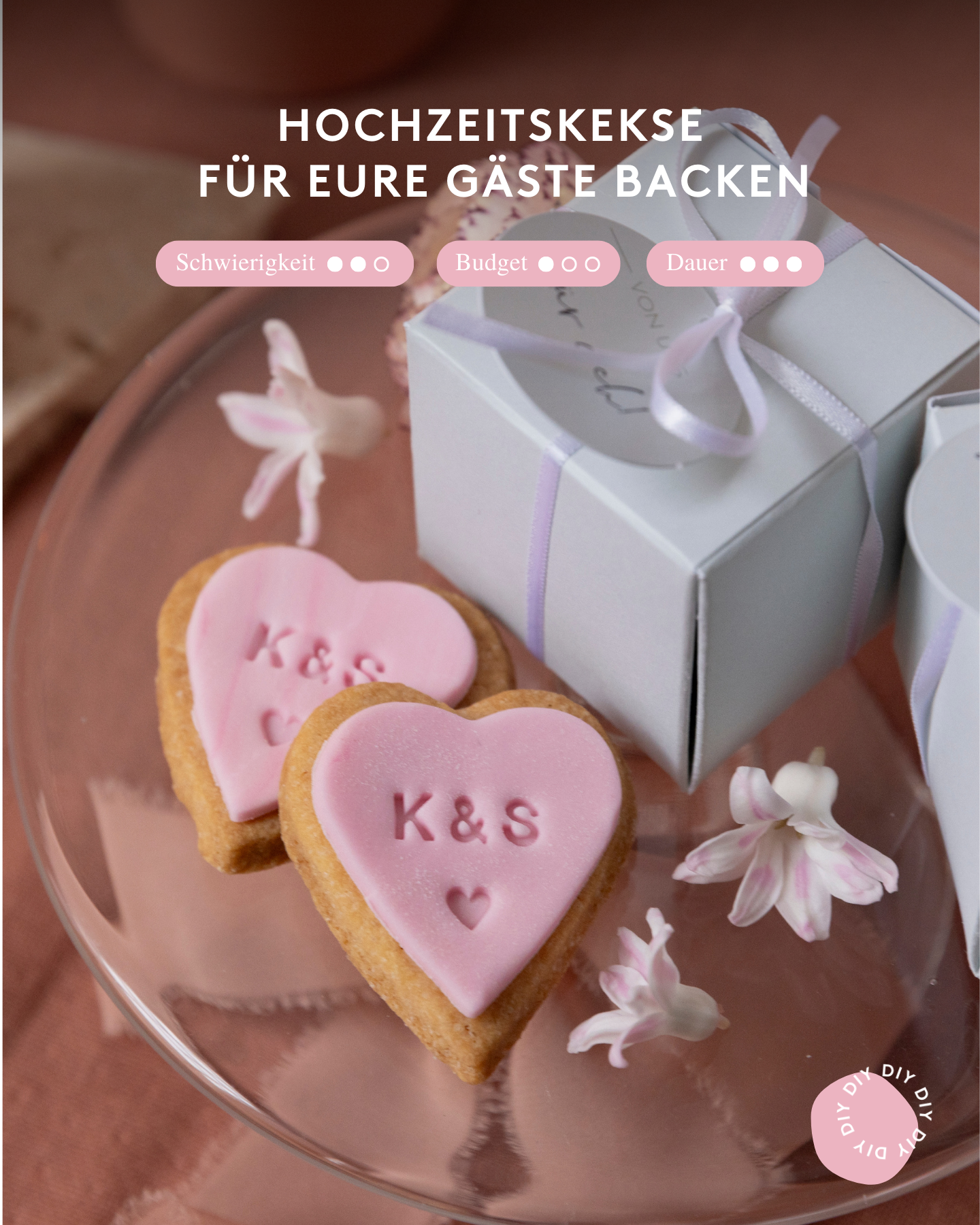 Selbst gemachte Hochzeitskekse in Rosa als Geschenke für die Gäste zur Hochzeit. Die Kekse tragen die Initialen des Brautpaars