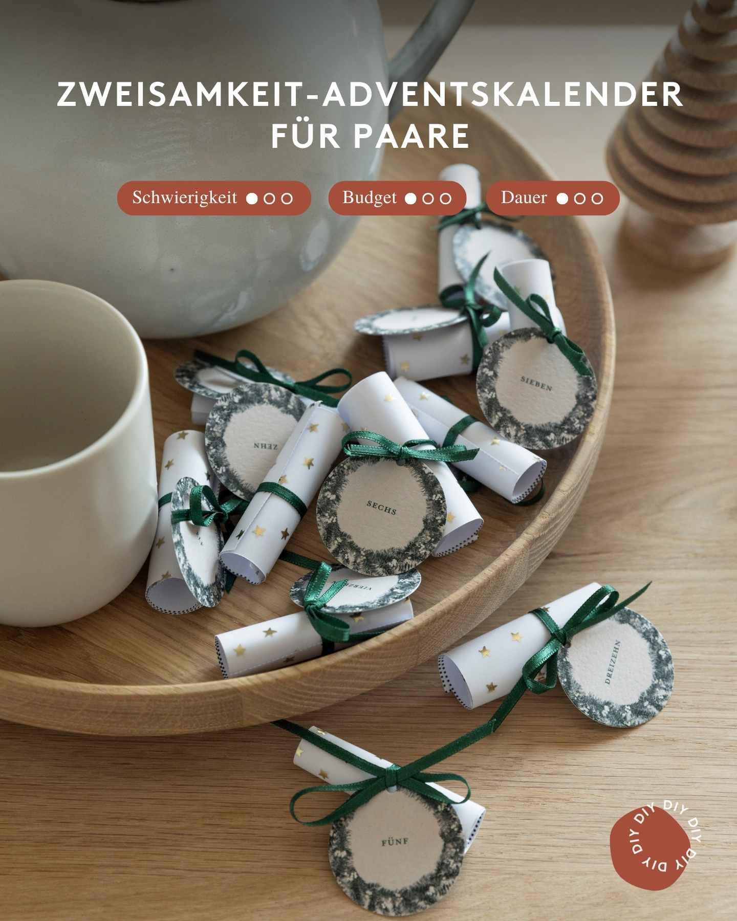 Adventskalender mit Date Ideen für Paare liegt auf einem Esstisch.