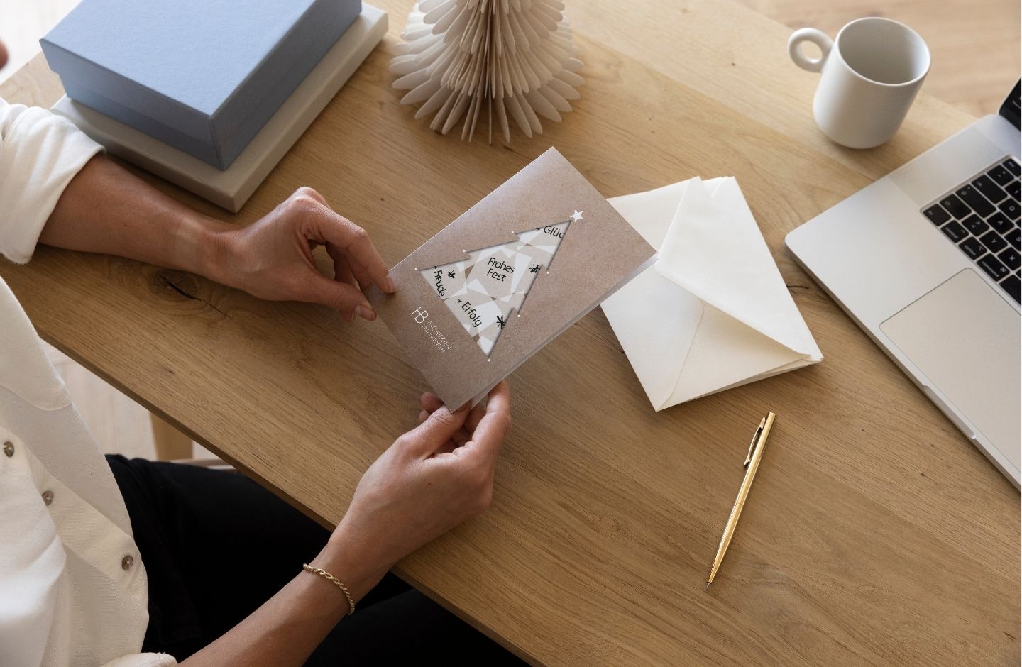 Weihnachtsgrüße an die Geschäftspartner wird per Hand unterschrieben.