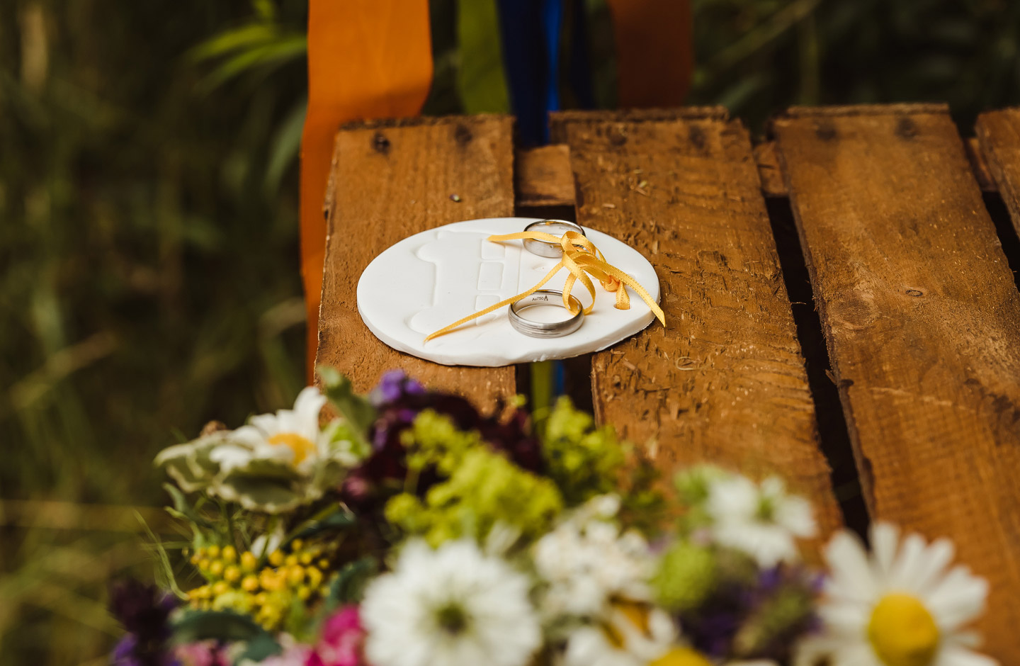 Zwei silberne Eheringe liegen auf einem DIY Ringkissen mit Camper Motiv zur Camper Hochzeit.