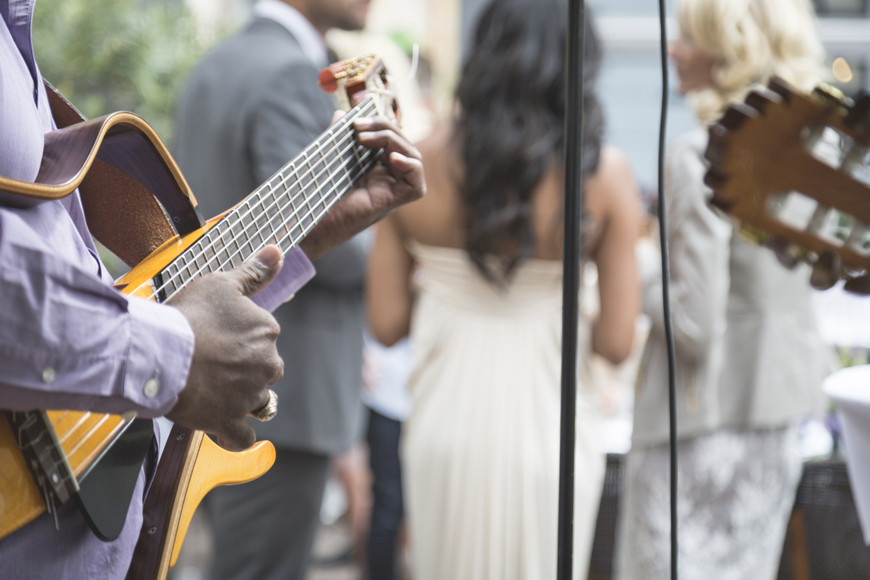 Musiker spielen Gitarre bei einer Hochzeit