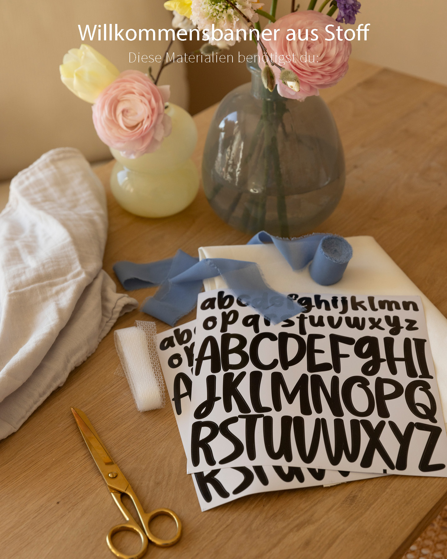 Alle Materialien für ein Willkommensbanner zur Hochzeit auf einem Tisch
