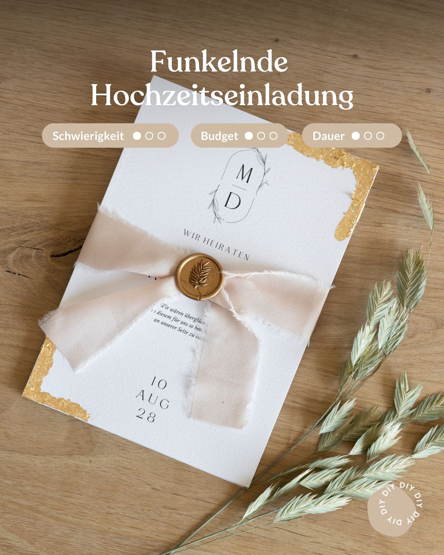 DIY Hochzeitseinladung mit goldener Veredelungen aus Folienflocken.